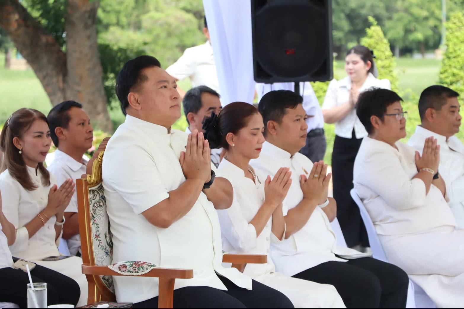 title - ศพส. ร่วมพิธีบวงสรวงซุ้มถวายดอกไม้จันทน์ จังหวัดพระนครศรีอยุธยา น้อมรำลึกในพระมหากรุณาธิคุณ สมเด็จพระบรมราชชนนีพันปีหลวง ณ บริเวณด้านหน้าอาคารศาลาพระมิ่งขวัญ ศูนย์ส่งเสริมและพัฒนาอาชีพเสริมนอกภาคการเกษตร (ศูนย์ศิลปาชีพ บางไทรฯ (เดิม))